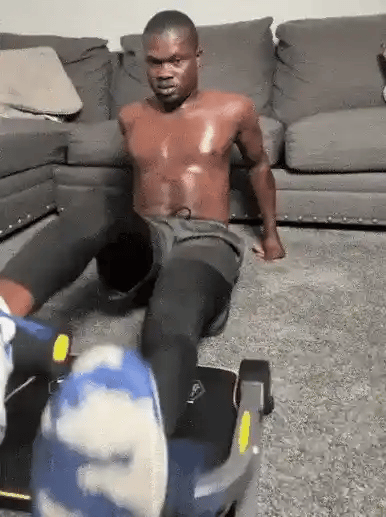 Exercice pour les jambes avec l'appareil AB TOMIC