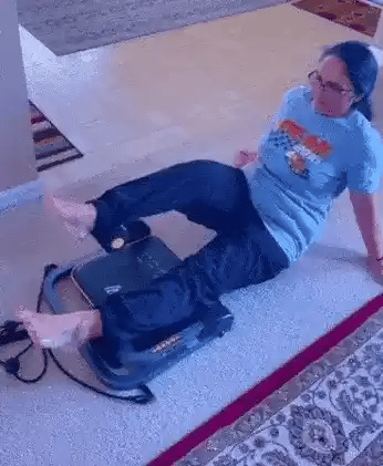 Une femme enchaîne un exercice des jambes, du gainage et des crunchs avec l'appareil
